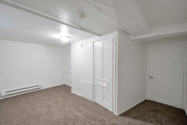 Building Photo - Quaint Basement Unit in Central Location