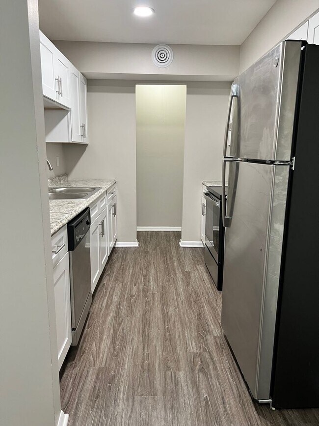 Building Photo - Charming Two-Bedroom Two Bathroom Apartmen...
