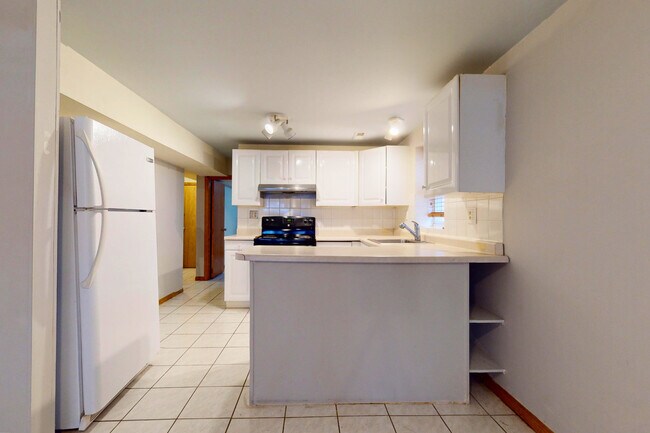 Building Photo - 4744 N Hermitage Ave