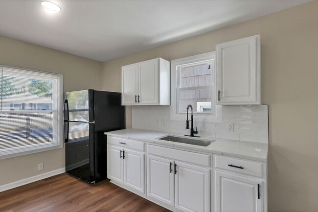 Building Photo - Newly Refreshed 3-Bed Bungalow with Bonus Sunroom & Finished Attic – Columbus Living!