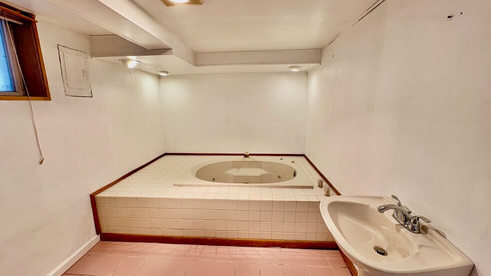 Building Photo - 6345 Morrowfield Ave