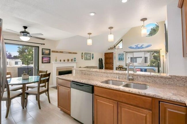 Building Photo - Beautifully Vista Upgraded Upstairs Corner Condo