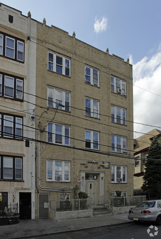 11 Armstrong Avenue - 11 Armstrong Ave