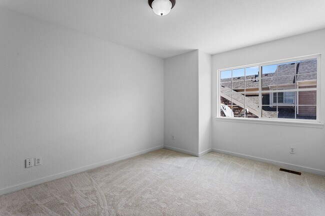 Building Photo - Recently Updated 3 Bedroom 2 Bath Home - B...