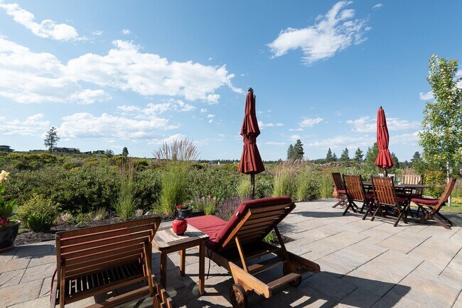 Building Photo - Tetherow!! Amazing Townhome that is fully ...