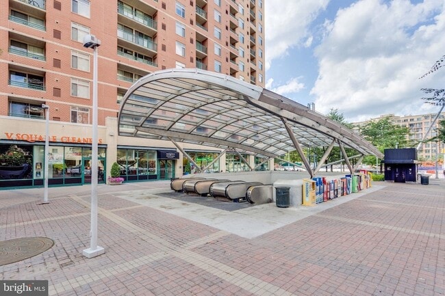 Building Photo - 3800 Fairfax Dr