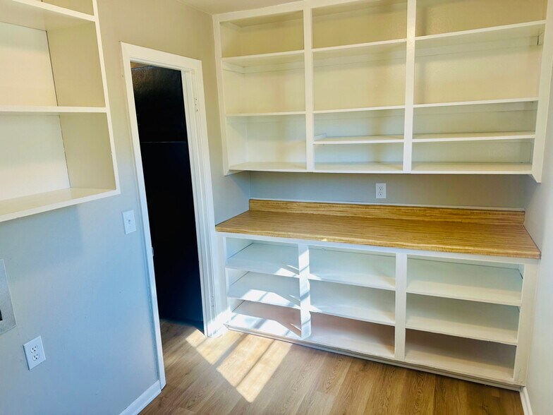 Building Photo - 412 Helane Ln