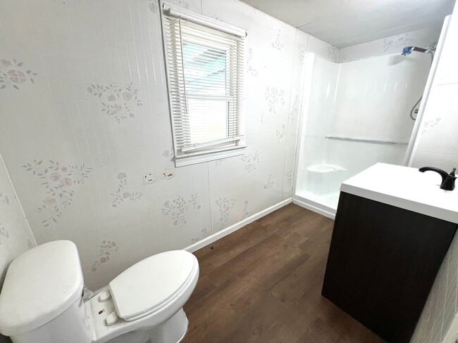 Building Photo - 4 Bedroom 2 Bathroom Home Located in Empor...