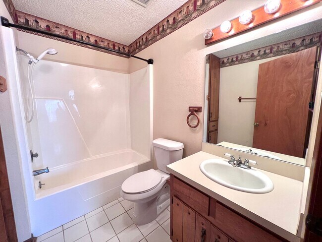 Building Photo - Comfortable 3/2 Home