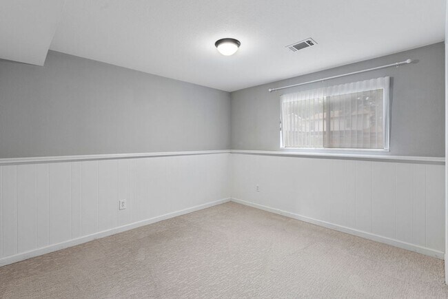 Building Photo - Students Welcome! Spacious 5 Bedroom Home in West Fort Collins