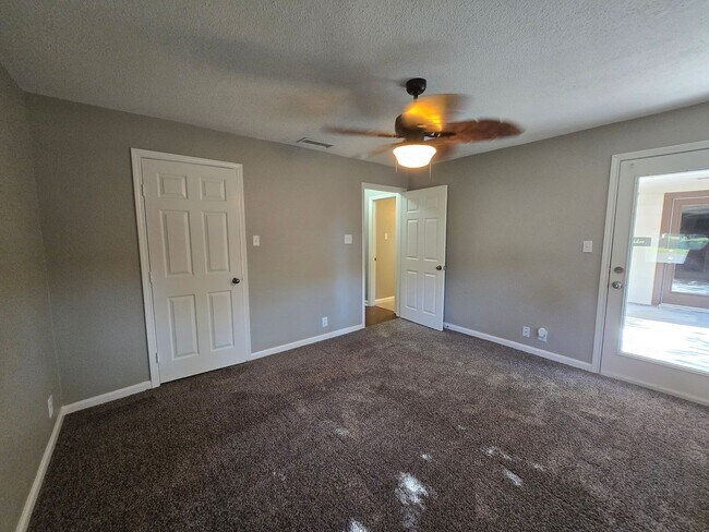 Building Photo - 3 Bedroom 2 Bath 2 Car Garage - Backs Up To A Nice Farm