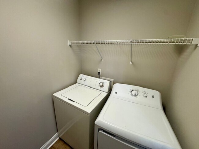 Building Photo - 5 minutes to White Oak!