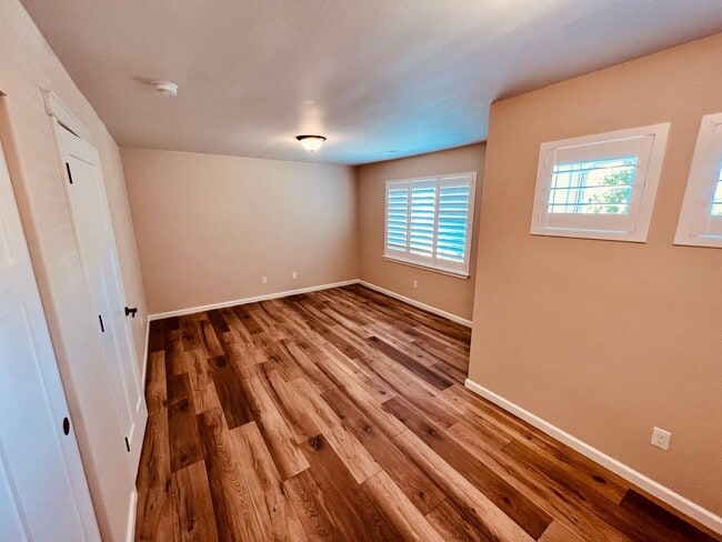 Building Photo - Stunning 5 bedroom W/Bed & Full Bath on Main Floor