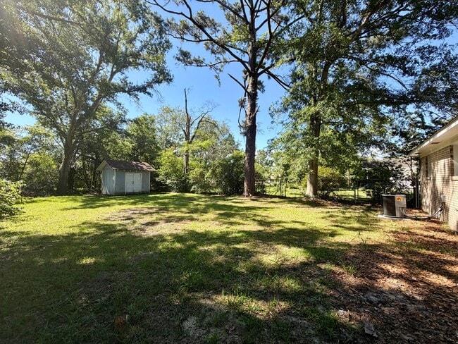 Building Photo - 3 Bed 1 Bath Brick Home