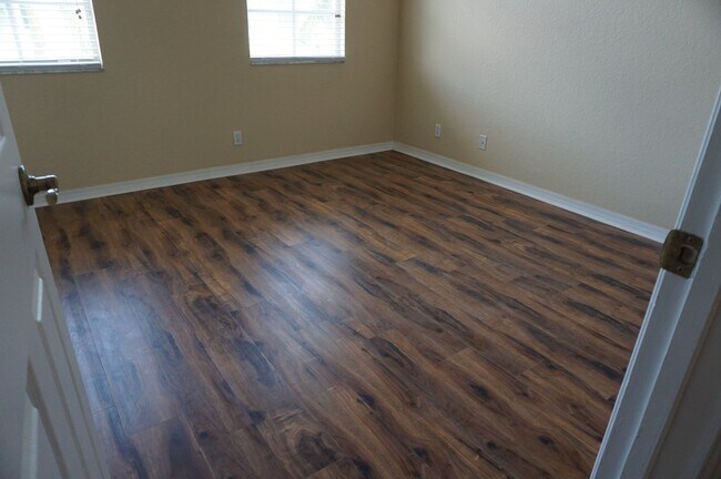 Building Photo - 335 E Thatch Palm Cir