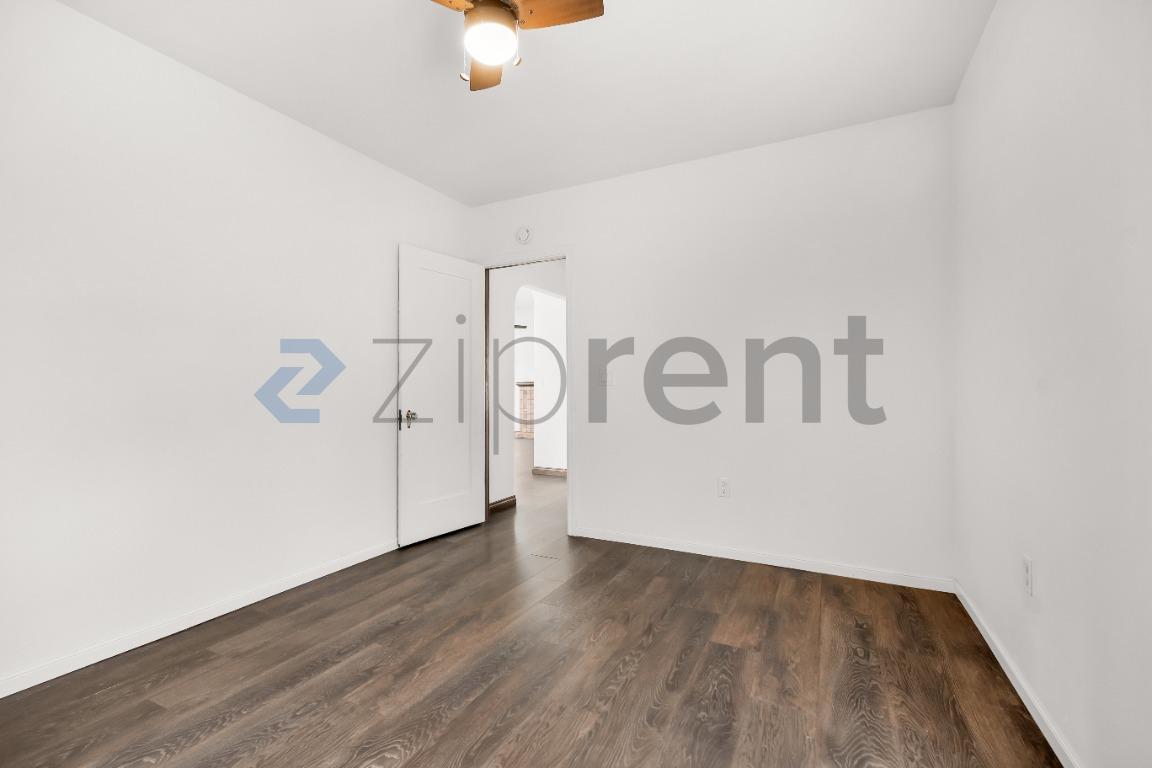 Building Photo - Unit