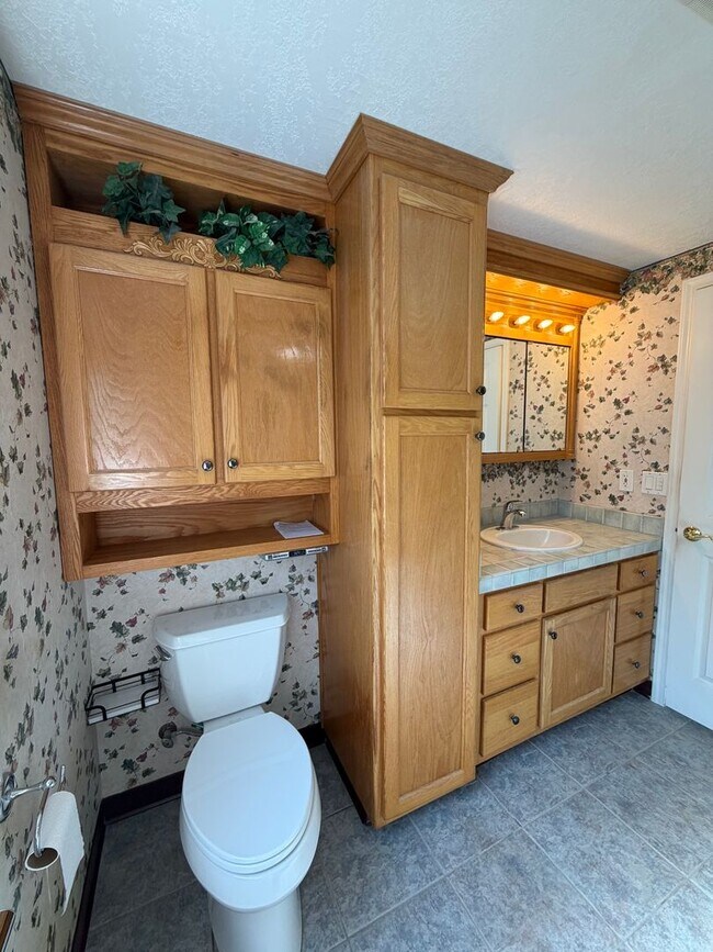Building Photo - Rare 3-Acre 3BR Home in South Salem – Shops, Workspace & Greenhouses