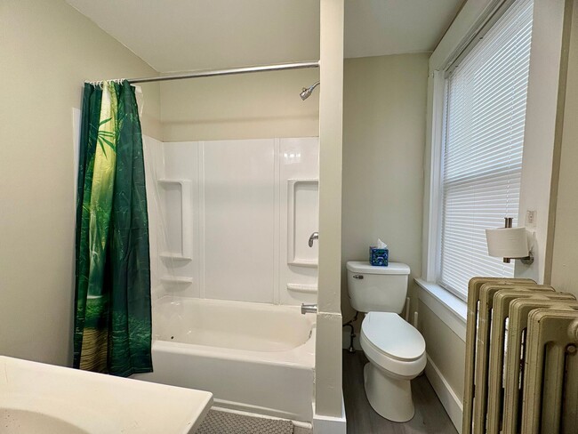 Building Photo - 2 Bedroom 1 Bathroom in Lancaster City!