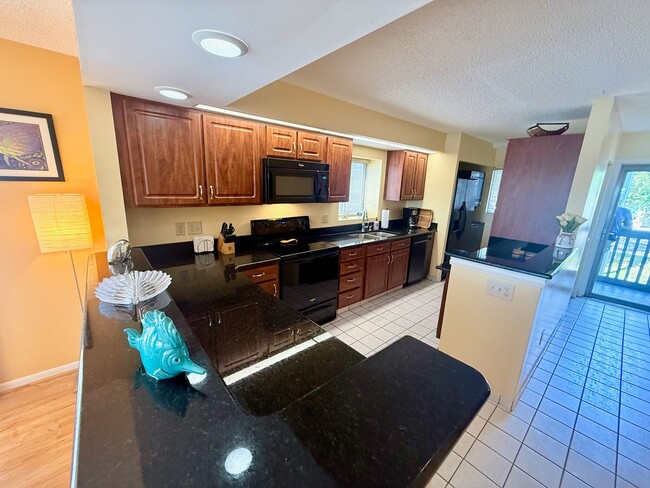Building Photo - 2 bed 2 bath Turnkey Yearly Rental – Water...