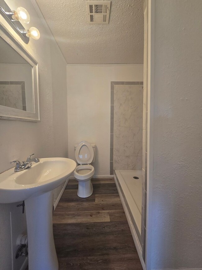 Building Photo - 1 Bedroom 1 Bath Home in Shawnee!