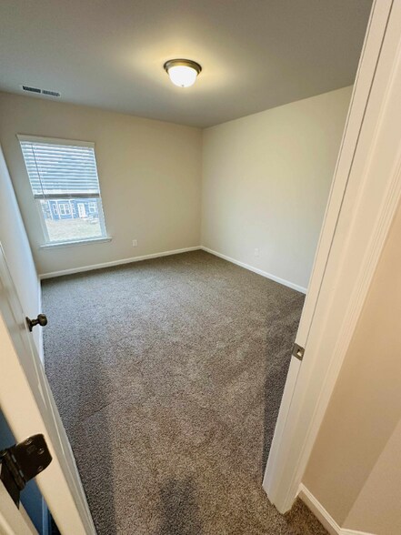 Building Photo - 2041 Dy Lily Dr