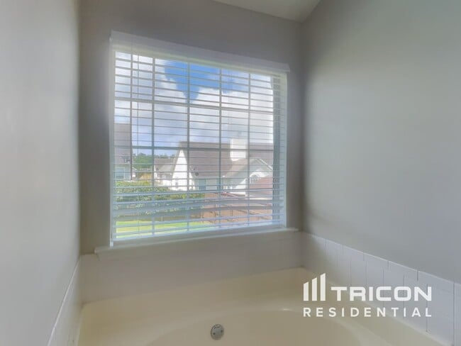 Building Photo - 1469 Buckingham Pl