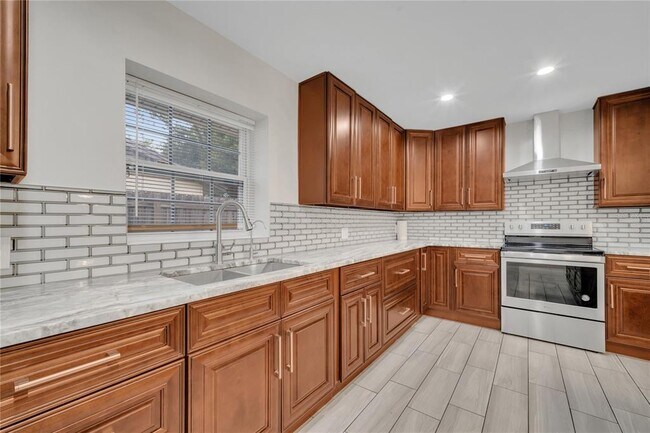 Building Photo - 1395 Meadowbrook St