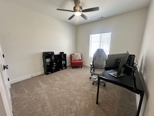 Building Photo - Move in Discount! 3 bedroom - 2.5 bathroom...