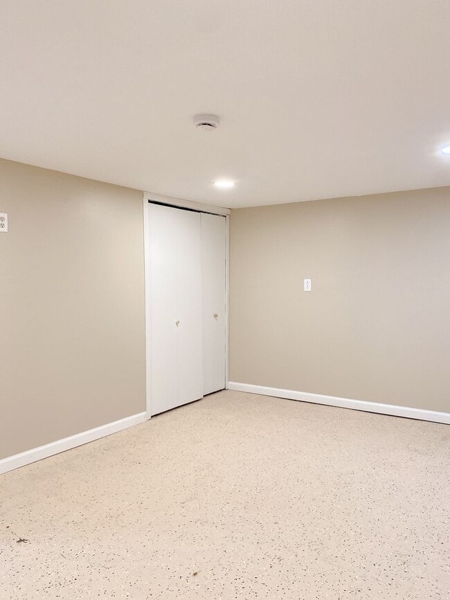Building Photo - Beautifully updated 5 bed 2 bath house $2200