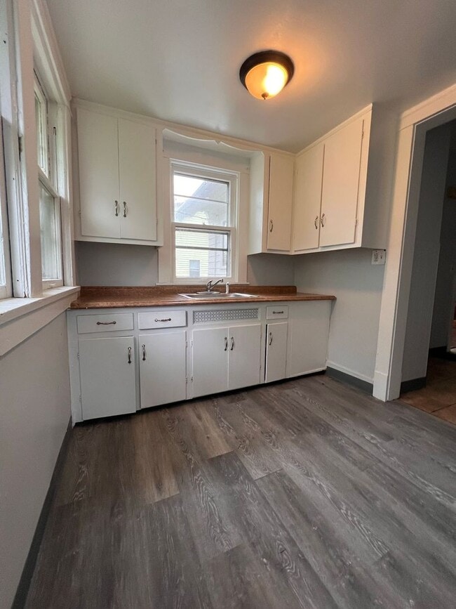 Building Photo - Fully Renovated 4 Bed Home in Cleveland He...