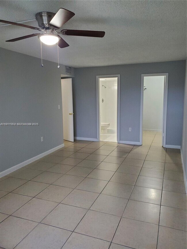 Building Photo - 9310 Fontainebleau Blvd