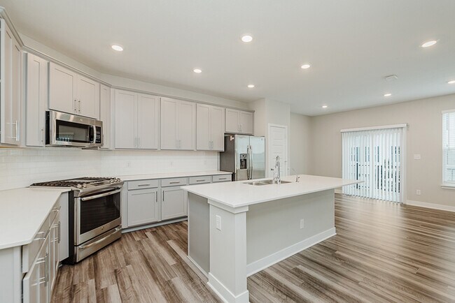 Building Photo - Beautiful Townhome in Carmel