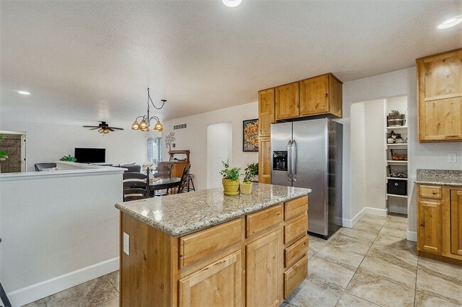 Building Photo - Gorgeous 6 Bedroom/3.5 Bathroom Home!