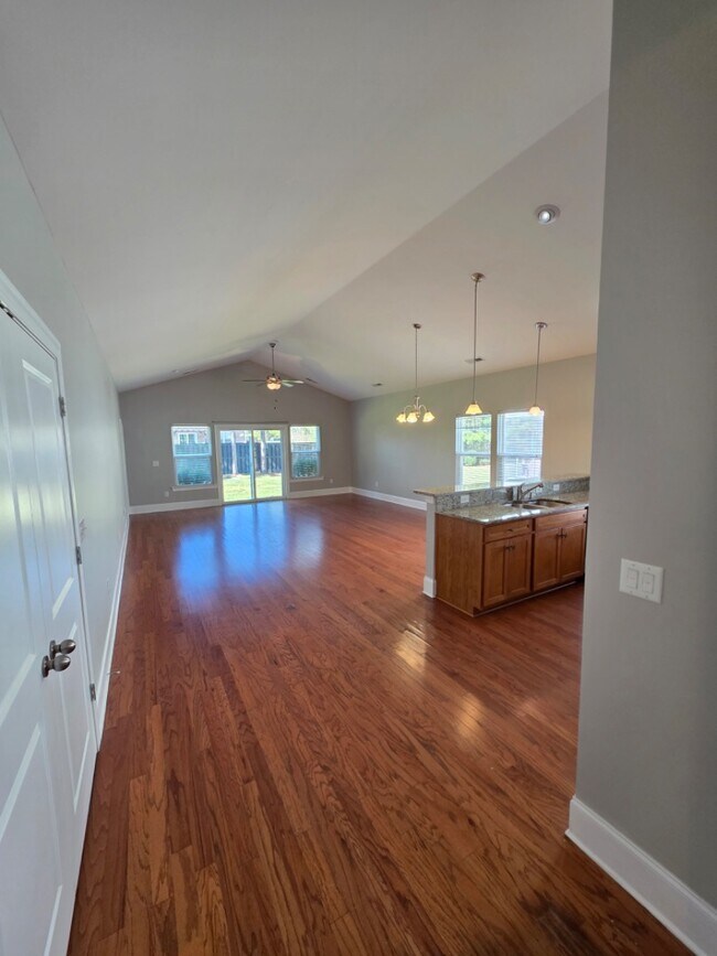 Building Photo - 1608 Palmetto Palm Dr
