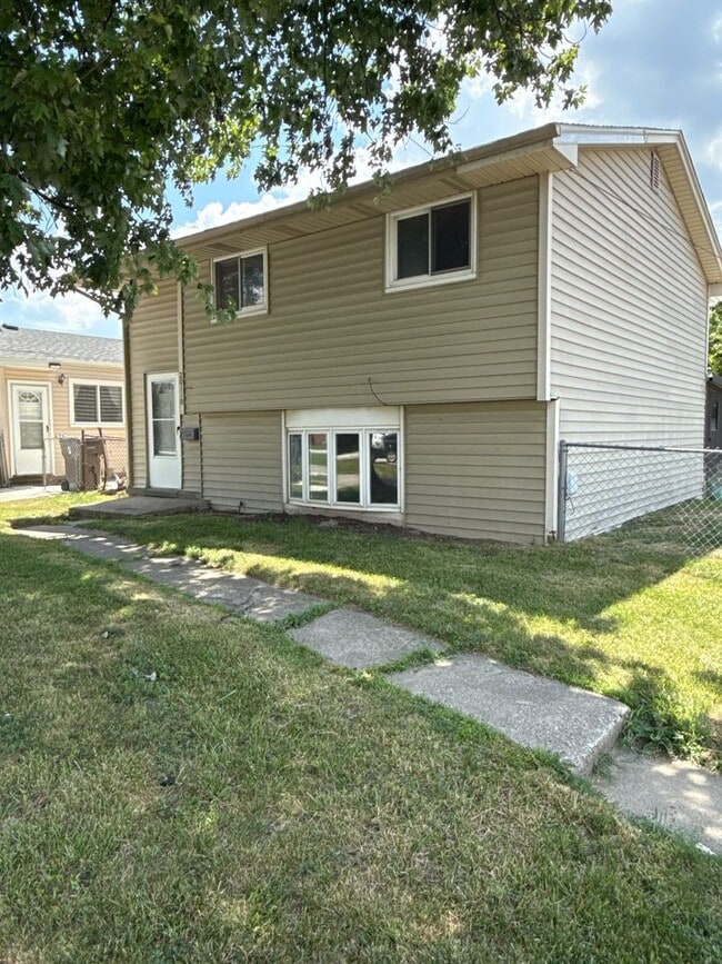 Building Photo - 4 Bedroom home in Clinton Township