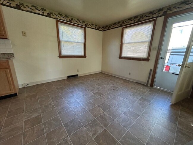 Building Photo - 518-520 Sloan Ave