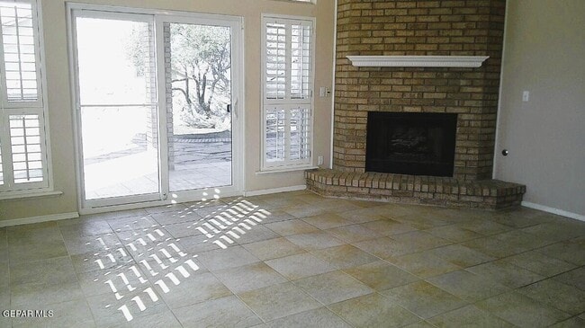 Building Photo - 901 Las Aves Pl