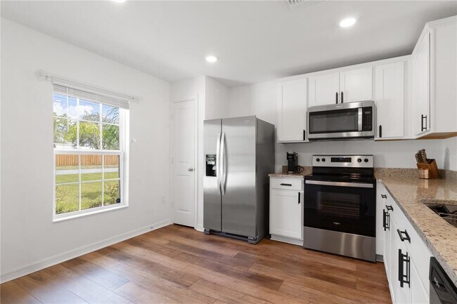 Building Photo - 11380 Old Squaw Ave