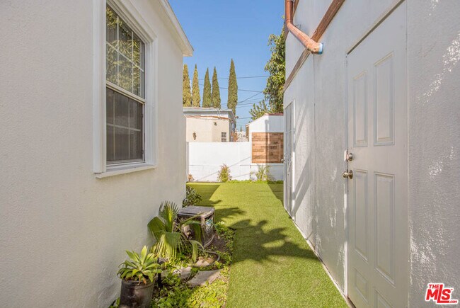 Building Photo - 8525 Cadillac Ave