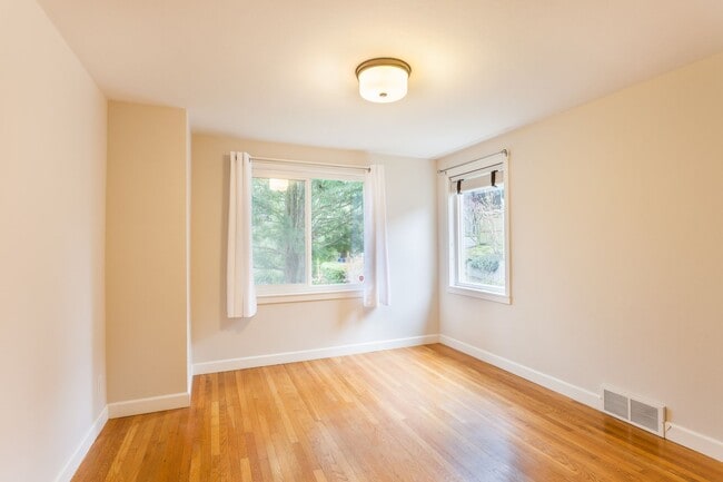 Building Photo - Beautiful 4 Bedroom Home in Queen Anne!