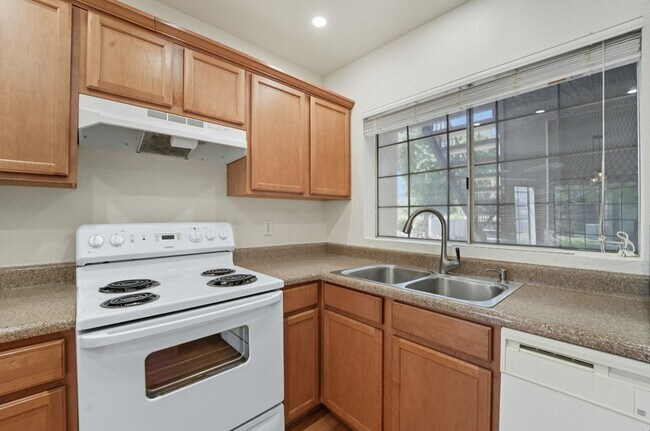 Building Photo - Spacious 3 Bed/2 Bath Home in Lush Crestvi...