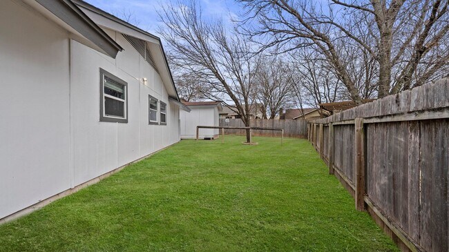 Building Photo - 1112 Village Green Dr