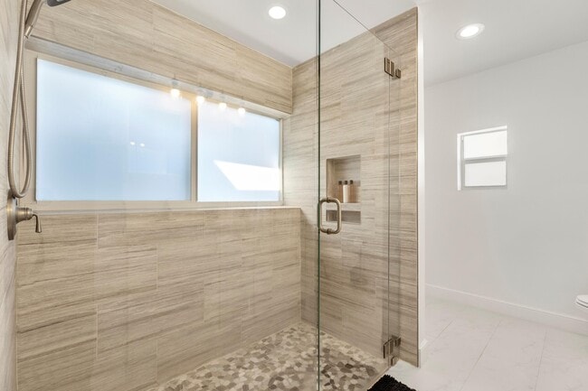 Building Photo - 921 SE 13th Ct