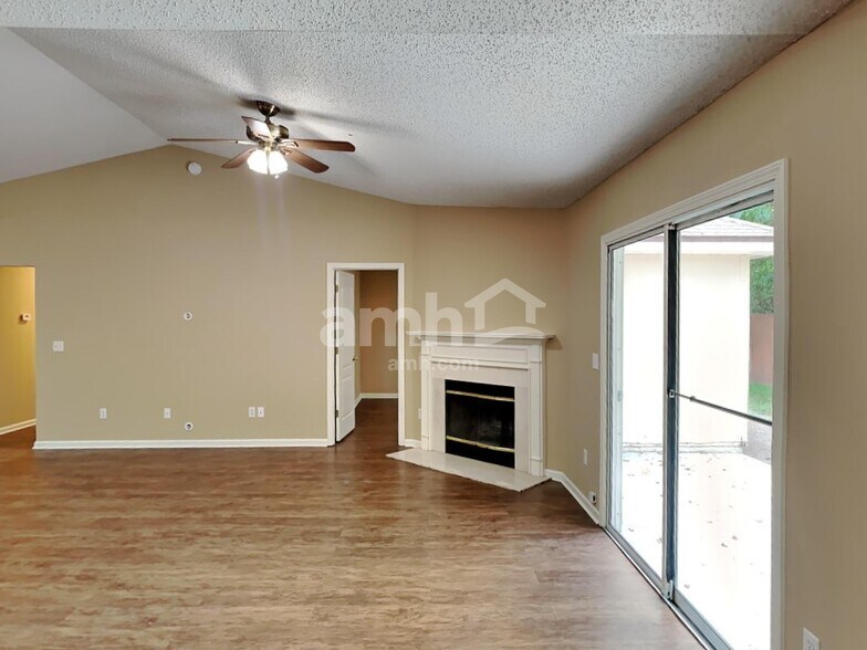 Building Photo - 14028 Crestwick Dr W