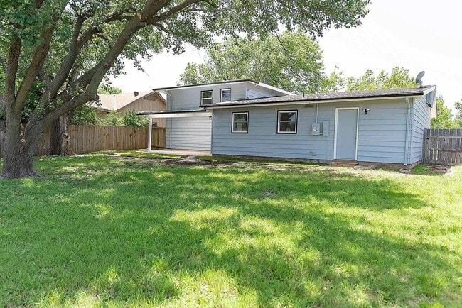 Building Photo - Spacious 4-Bedroom / 2-Bath Home in Wichit...