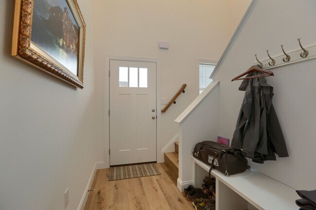 Building Photo - 4 Bedroom Home