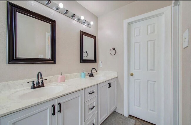Building Photo - 18135 Flower Grove Ct