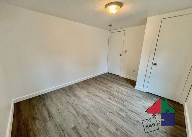 Building Photo - Freshly Renovated 2-Bedroom in Burlington's South End!