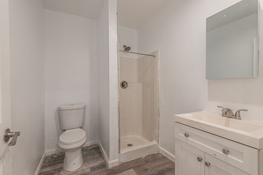 Building Photo - 849 W 43rd St