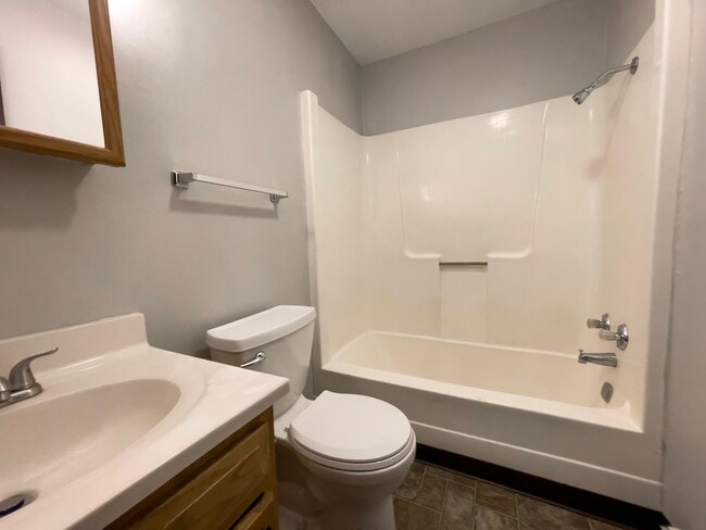 Building Photo - 2213 E Memorial Dr